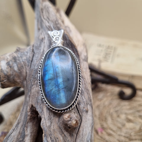 Pendentif artisanal argenté en wire wrapping. Pierre gemme naturelle Labradorite. Sertissage laiton et cuivre argenté. Chaine en acier inoxydable. Style médiévale, celtique, viking, nordique, bien être, ésotérisme, lithothérapie.