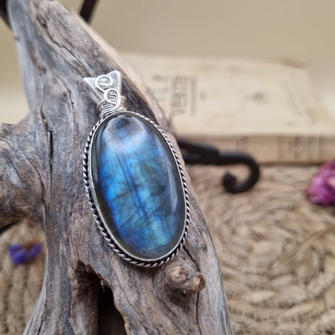 Pendentif artisanal argenté en wire wrapping. Pierre gemme naturelle Labradorite. Sertissage laiton et cuivre argenté. Chaine en acier inoxydable. Style médiévale, celtique, viking, nordique, bien être, ésotérisme, lithothérapie.